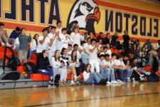 Fieldston学生, 主要穿白色衣服, 在看台上为学生运动员加油助威.